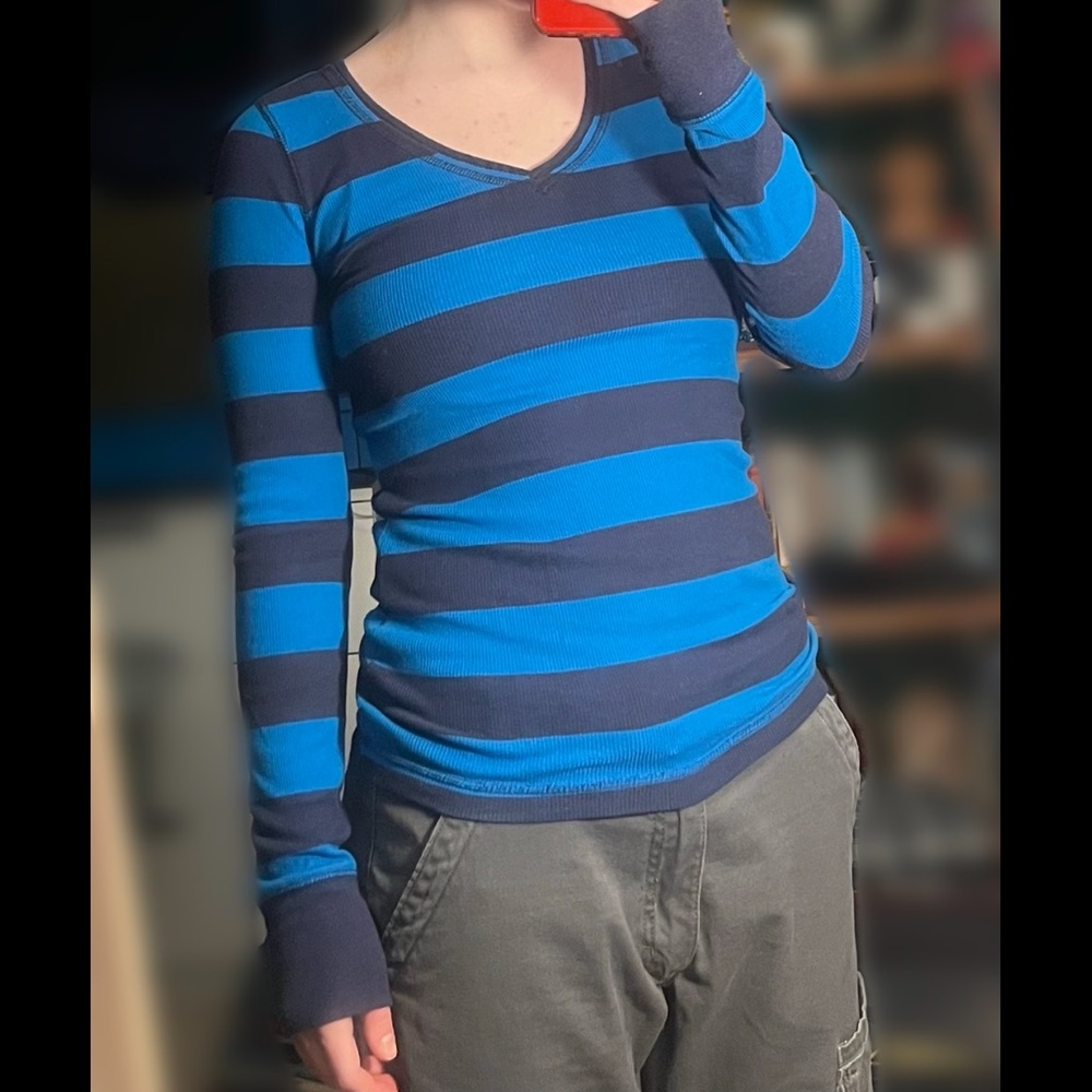 Kohls So v-neck striped ribbed long sleeve shirt
